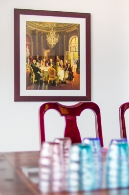 Kanzlei Beratungsraum Kanzlei Beratungsraum mit Tisch und Bild