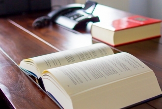 Kanzlei Winges - Rechtsanwalt Erfurt Bild Schreibtisch mit Buch